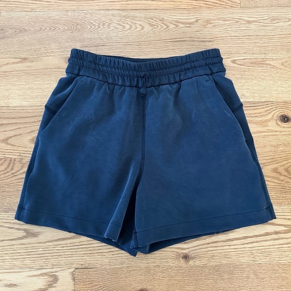 LIKE NEW Lululemon Softstreme High-Rise Short 4" in Black (Size 2) - Picture 4 of 9